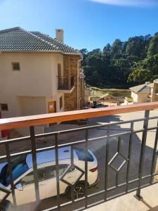 une voiture garée sur un parking sur un balcon dans l'établissement Chalé Colorado Vibe, à Camanducaia 9 autres photos