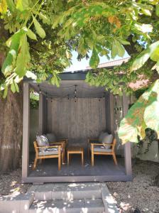 un pequeño refugio con 2 sillas y una mesa en Sileo Apart No.85 en Ustka