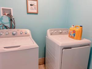 a laundry room with a washer and dryer at Sweet home Alabama in Huntsville