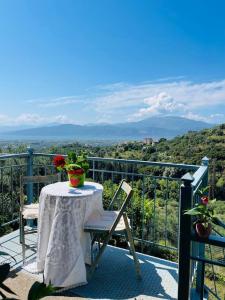- Balcón con vistas, mesa y silla en Sea view Villa Dafnes, en Nafpaktos