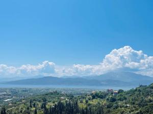 uma vista para uma cidade com montanhas à distância em Sea view Villa Dafnes em Lepanto
