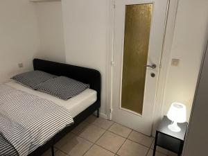 ein Schlafzimmer mit einem Bett und einer Lampe auf einem Tisch in der Unterkunft Appartements Brussels in Brüssel