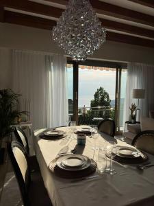 uma mesa de jantar com uma toalha de mesa branca e copos de vinho em Villa Montreux em Montreux
