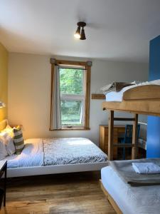 1 dormitorio con 2 camas y ventana en Auberge Internationale de Rivière-du-Loup, en Rivière-du-Loup