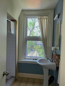 a bathroom with a sink and a window at Auberge Internationale de Rivière-du-Loup in Rivière-du-Loup