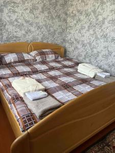 ein Bett mit Decken und Handtüchern darauf in der Unterkunft Гостевой дом in Ciorescu