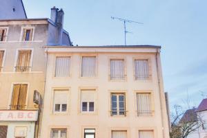 um edifício alto com janelas do lado em Les Cosy De Nancy - L'alcove city trip 4 étoiles em Nancy