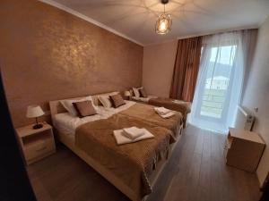 una camera d'albergo con due letti e una finestra di Ninama a Mestia