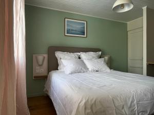 sypialnia z dużym łóżkiem z białą pościelą w obiekcie Suite parentale avec piscine privée w mieście Moussan