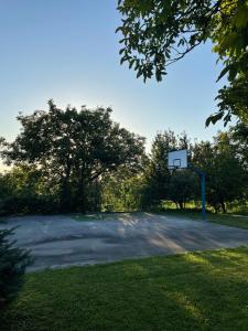 un aro de baloncesto en medio de un campo en Tomasova kuća en Križevci