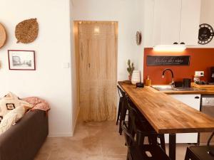 Kuchyňa alebo kuchynka v ubytovaní CASA DAHLIA - Charmant appartement équipé avec grande terrasse