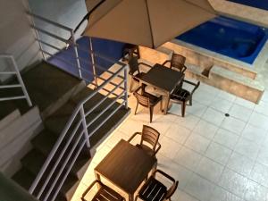an overhead view of a table and chairs with an umbrella at Hotel Boutique Casa Blanca Zarzal in Zarzal