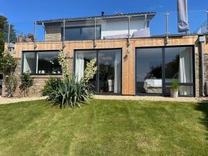 博克斯Hidden Escape的一座带大玻璃门和院子的房子