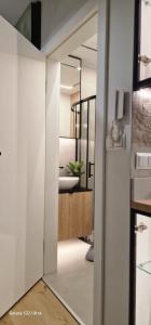 een badkamer met een wastafel en een spiegel bij Magic House Apartament Proszowska 58 II in Bochnia