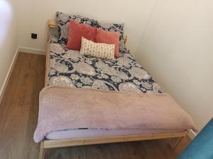 een bed met twee kussens in een kamer bij Domek na Pałukach 