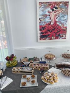 une table contenant de nombreux types de denrées alimentaires différents dans l'établissement Vacanze Top, à Peschici
