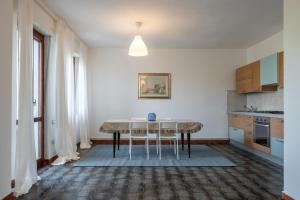 uma cozinha com mesa e cadeiras num quarto em [FREE Parking] Relax&Comfort a 5 minuti dalla Spiaggia em Santa Luria