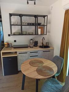 - une petite cuisine avec une table et un comptoir dans l'établissement Domek na Pałukach, 