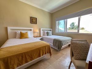 Postel nebo postele na pokoji v ubytování Fantastic beachfront 2 bedroom apartment