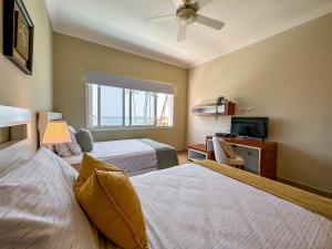 Postel nebo postele na pokoji v ubytování Fantastic beachfront 2 bedroom apartment