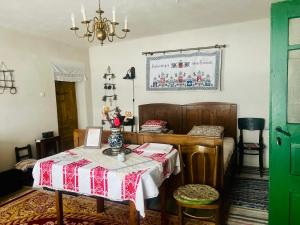 um quarto com uma mesa com um cobertor vermelho e branco em Saschiz 175 GuestHouse em Saschiz