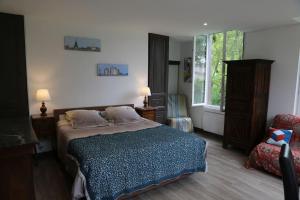 1 dormitorio con 1 cama, 1 silla y 1 ventana en VillaSurSeine en Méry-sur-Seine