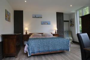 1 dormitorio con 1 cama con edredón azul en VillaSurSeine en Méry-sur-Seine