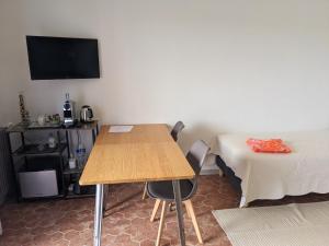 TursacにあるDomaine de Fleurieのテーブルとベッドとテレビのある部屋