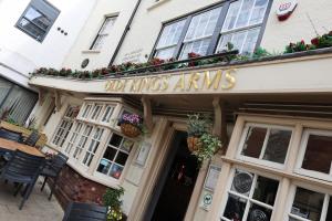 Un edificio con un cartello che legge le nostre braccia da re di The Olde Kings Arms a Hemel Hempstead