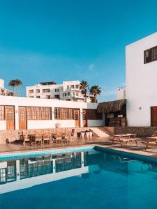 ein Resort mit einem Pool, Tischen und Gebäuden in der Unterkunft Serenity Lodge in Sharm El Sheikh