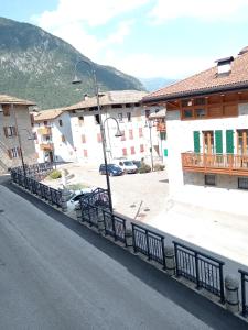 uma vista para uma rua com edifícios e uma luz de rua em A casa di Gigi em Tione di Trento