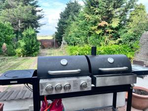 a grill sitting on a table in a backyard at Near London Private House FortView Ancient Roman Trail in Gravesend