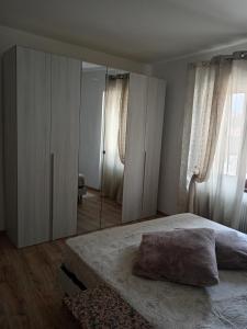 um quarto com uma cama grande e um espelho em A casa di Gigi em Tione di Trento
