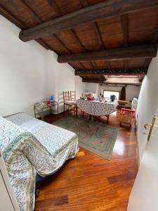 - un salon avec une table et une salle à manger dans l'établissement San Marino Skyline - Suite Virgilio, à Saint-Marin