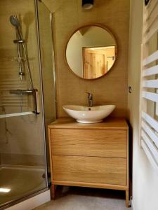 W łazience znajduje się umywalka i lustro. w obiekcie Domek w Ińsku w mieście Ińsko