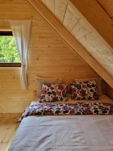 1 cama en el ático de una cabaña de madera en Domek w Ińsku, en Ińsko