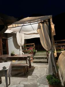 Patio alebo iná vonkajšia časť ubytovania Maison Mariot