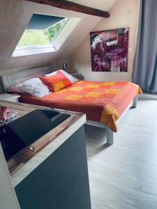 Postel nebo postele na pokoji v ubytování Studio au bord de la forêt de Perseigne