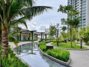 uma piscina num parque com uma palmeira em ABHOME "ART MUSEUM SUITE" #GreenHaven #360"City & Sea View #Masai #JB em Johor Bahru