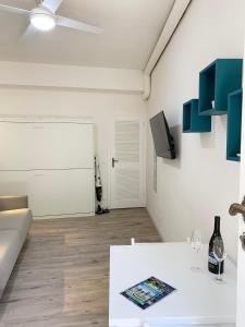 uma sala de estar com um sofá branco e uma mesa em Casetta Lorica Porto Santo Stefano em Porto Santo Stefano