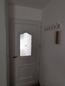 - une porte blanche avec une fenêtre dans la chambre dans l'établissement Studio neuf proche Camargue, à Gallargues-le-Montueux