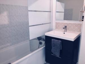 a bathroom with a sink and a shower at Appartement Eco 6 personnes in Magny-le-Hongre