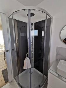 Ένα μπάνιο στο Studio neuf proche Camargue