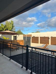 een uitzicht vanaf het balkon van een huis bij Villa Cap Noir piscine chauffée avril à octobre in Saint-Joseph