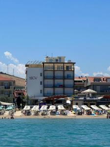 een uitzicht op een strand met parasols en een hotel bij Hotel Costa Verde in Pineto