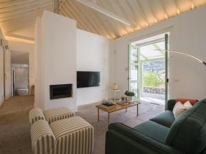 ein Wohnzimmer mit einem Sofa und einem Tisch in der Unterkunft Agroturismo Suites Hacienda los Olivos in Santa Brígida