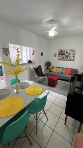 ein Wohnzimmer mit einem Tisch und Stühlen in der Unterkunft Apartamento lindo, Pet friendly, todo reformado no Canal 1 in Santos