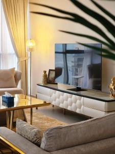 una sala de estar con una gran pecera en la pared en ROYAL APARTMENTS DUBAI en Dubái