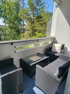 uma varanda com cadeiras, uma mesa e uma janela em Apartment in Kotka em Kotka