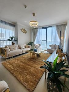 ROYAL APARTMENTS DUBAI في دبي: غرفة معيشة مع أريكة وطاولة